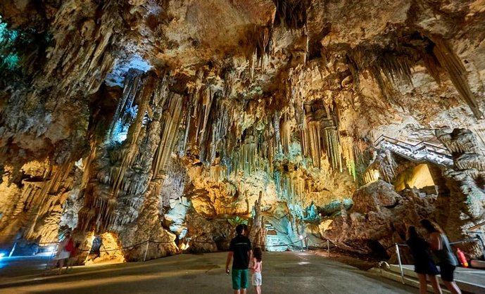 UNAV y la Fundación Pública Cueva de Nerja suscriben un acuerdo