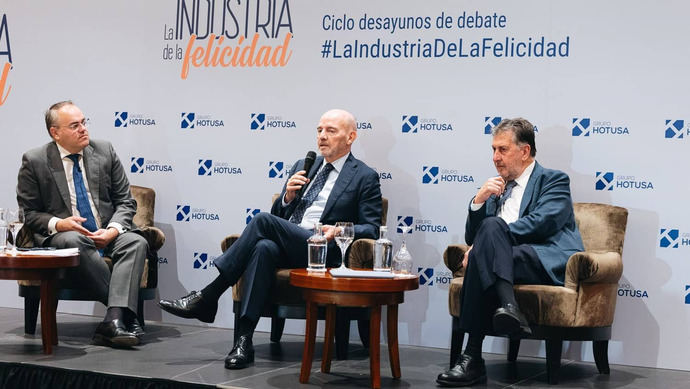 De izquierda a derecha: David Rodríguez, socio director de Transport, Hospitality and Services de Deloitte España; Ramón Aragonés, CEO y vicepresidente de NH Hotel Group, part of Minor Hotels; y Amancio López, presidente de Grupo Hotusa