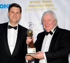 El director del Madrid Convention Bureau, David Noack Pérez, con el fundador de los premios, Graham E. Cooke.