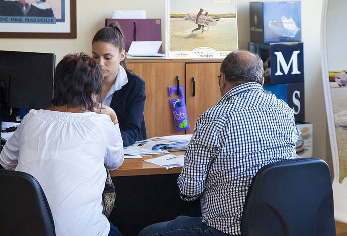 Agencias de viajes y sector del alojamiento, cara y cruz en materia salarial en 2016