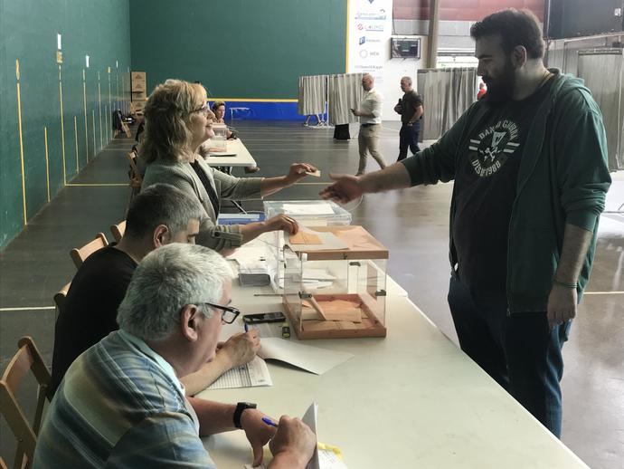 Un ciudadano ejerce su derecho a voto durante las pasadas elecciones municipales.