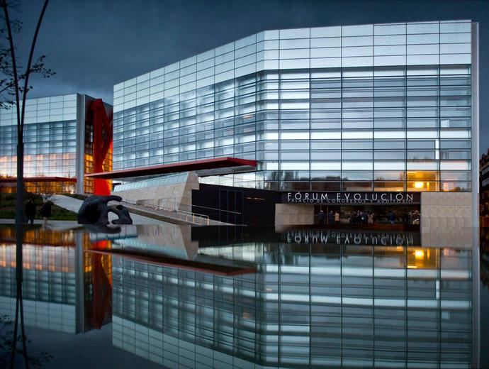 Fachada principal del palacio de congresos Fórum Evolución en Burgos.