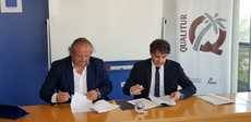 Miguel Mirones y Francesc Colomer durante la firma del convenio.
