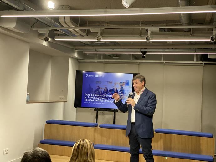 Acto de presentación con el presidente Enrique Martínez al frente.