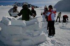 La 'Construcción de Igloos' es una de las actividades que se ofrecen.