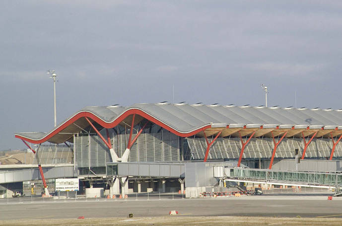 La CNMC media en el conflicto entre aerolíneas y Aena