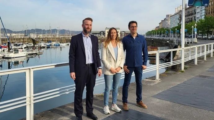 El director de Visita Gijón, Daniel Martínez, la vicealcaldesa de Gijón/Xixón, Ángela Pumariega y el director de la academia, José Pablo García. IATI