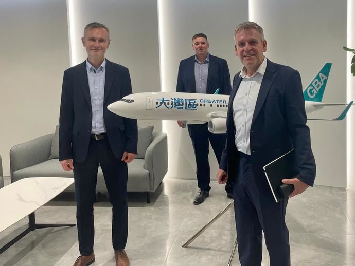 Gregory Taffouraud, director comercial de Euroairlines; Aiden Walsh, director global de desarrollo de negocio de Discover the World; e Ian Murray, CEO de Discover the World.