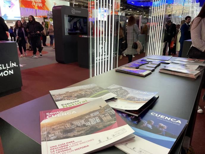 Ejemplares de la Guía MICE de Cuenca en Fitur.