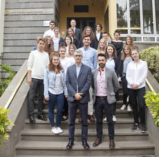 Los 18 estudiantes alemanes con el gerente de Hoteles Escuela de Canarias, Alberto Ávila.