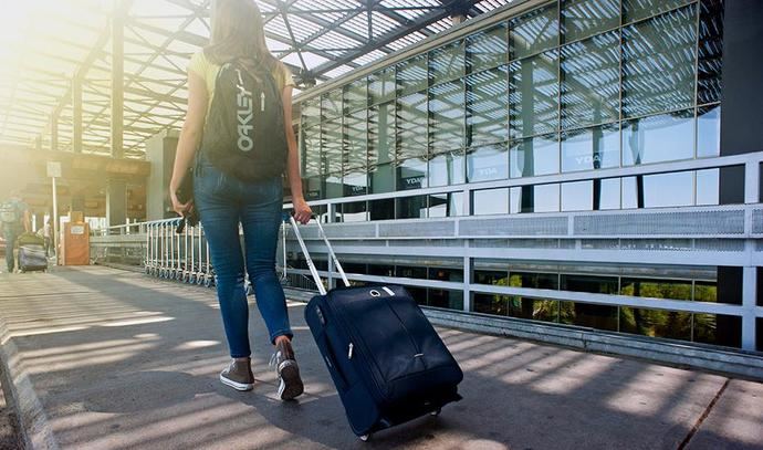 Turista llegando al aeropuerto.