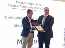 El Alcalde de Madrid, José Luis Rodríguez Almeida entrega el galardón en la categoría de “Compromiso con la industria MICE” al presidente de OPC Madrid, David Abreu