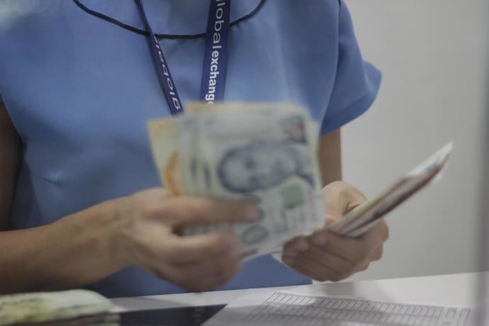 Viajero realiza cambio de divisas.