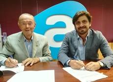 Juan Julio Fernández y Jorge Marichal, durante la firma del convenio.
