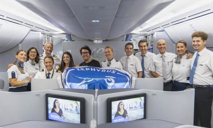 Tripulación del vuelo junto a su embajador Flipy.