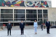 La ministra de Industria, Reyes Maroto; el ministro de Asuntos Exteriores, José Manuel Albares; el secretario general de la OMT, Zurab Pololikashvili; y el alcalde de Madrid, José Luis Martínez-Almeida, ante el Palacio de Congresos de Madrid.
