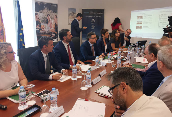 Andalucía trabaja en la nueva normativa para agencias