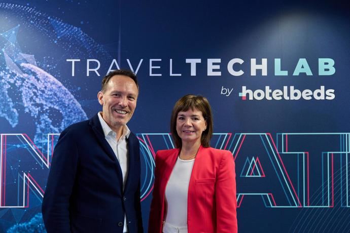 Nicolas Huss, CEO de Hotelbeds, y Julia Simpson, presidenta y CEO de WTTC.