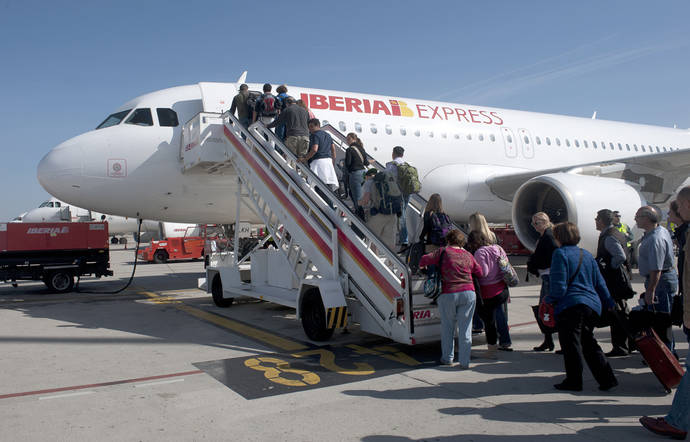 Las aerolíneas reducen el espacio entre asientos
