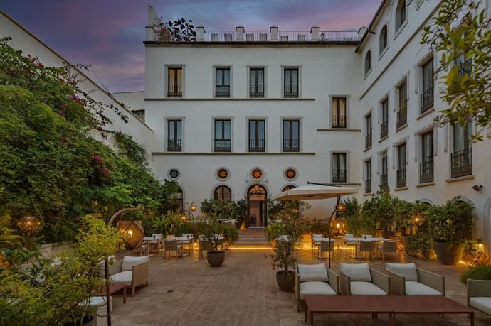 El patio del hotel.