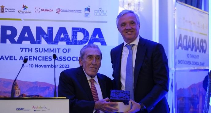 Durante la cumbre, CEAV entregó su Distintivo Turístico a Pedro Iriondo