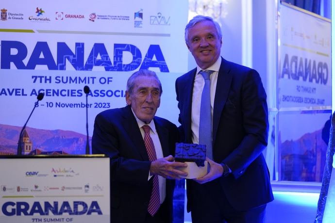 Carlos Garrido, presidente de CEAV, entregando el galardón a Pedro Iriondo.