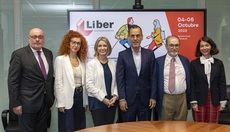 De izda. a dcha., Daniel Fernández, presidente del Comité Organizador de Liber y presidente de la FGEE; Inmaculada Flor, responsable de Comunicación y Relaciones Institucionales del Instituto Polaco de Cultura de Madrid; Magdalena Majda, directora adjunta del Instituto Polaco de Cultura en Madrid; Antonio María Ávila, director ejecutivo de la FGEE; y Nuria de Miguel, directora de Liber.