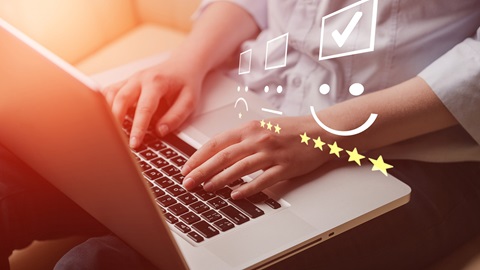 La OCU señala a TripAdvisor, Booking y Amazon