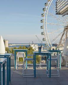 La terraza está situada en la quinta planta del hotel, dispone de vistas 360 grados a toda la ciudad, la noria y el puerto de Málaga.