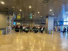 Sala 1, con esperas de horas en el aeropuerto de Barajas