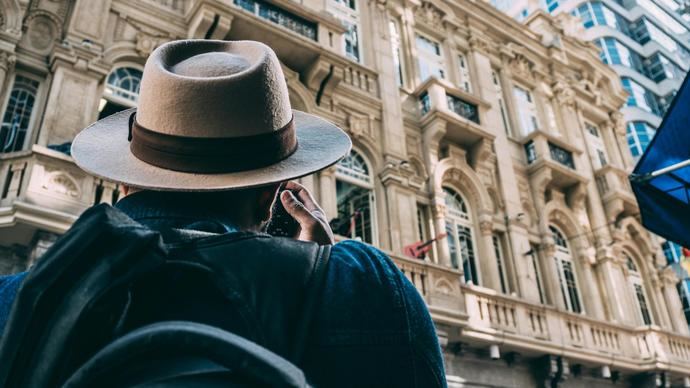 Turista español durante uno de sus viajes.