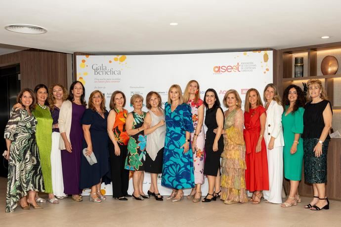 Empresarias turísticas asociadas a Aseet en su gala benéfica anual.