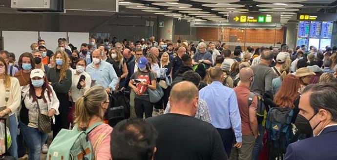 Mesa del Turismo llama la atención a Interior por las colas en aeropuertos