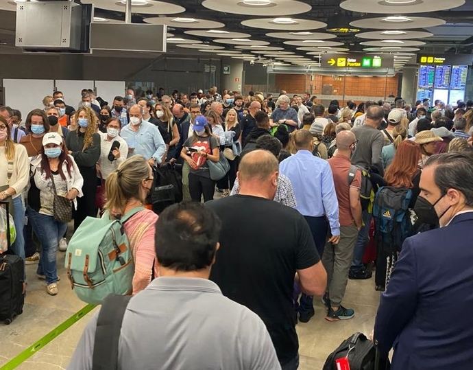 Colapso y colas interminables en el aeropuerto de Barajas, a las puertas del verano
