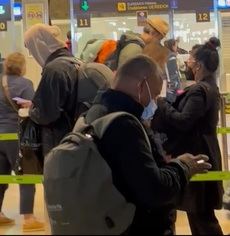 Pasajeros esperando en el Aeropuerto Madrid-Barajas este miércoles.