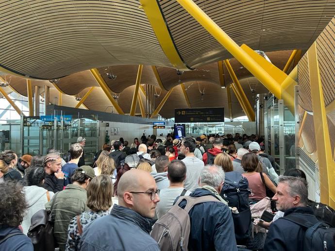 El caos y las colas en el Aeropuerto de Madrid-Barajas indignan al Sector