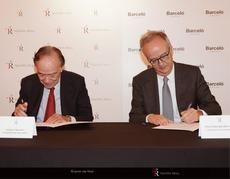 Gregorio Marañón, presidente del Teatro Real; y Simón Pedro Barceló, copresidente de Grupo Barceló, durante la firma del acuerdo.