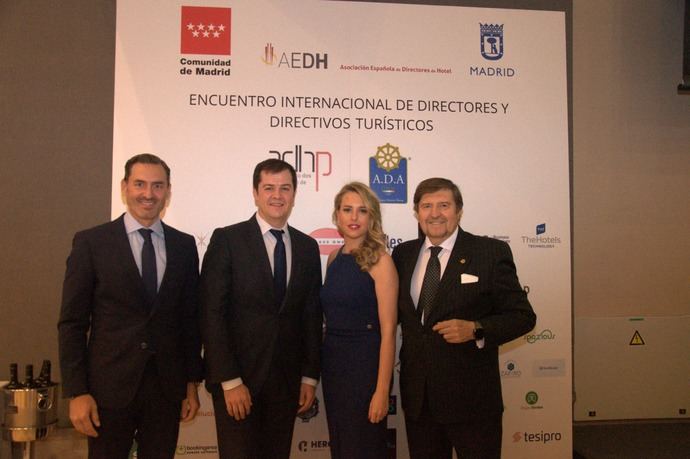 Premios Estrellas Aedh 2023, de derecha a izquierda: Jose Alberto García Anadón, Director General del Novotel Madrid Center; Nayra González, Directora General del Bless Madrid Palladium Hotel Group; Luis Martin Izquierdo, Director General de Turismo de la Comunidad de Madrid; y Héctor Coronel, Director de Turismo del Ayuntamiento de Madrid.