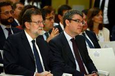 El ministro Álvaro Nadal con el presidente del Gobierno, Mariano Rajoy. 