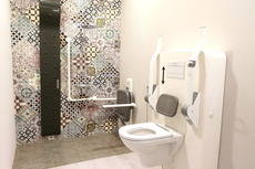 Baño de la habitación de la ONCE.
