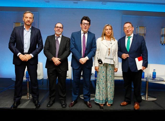 De izquierda a derecha:  José Ángel Preciados, consejero delegado de Ilunion Hotels; Miguel Ángel Sotillos, presidente de FEVITUR; Eugenio de Quesada, decano y vicepresidente de la Mesa del Turismo; Ana Beriain, presidenta de FEEC; y José Luis Yzuel, presidente de la Confederación de Empresarial de Hostelería de España.