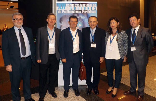 Cumbre de las dos grandes Asociaciones de Editores de España. Encuentro del presidente de la Asociación Española de Editores de Publicaciones Periódicas (AEEPP), Arsenio Escolar, y los vicepresidentes Eugenio de Quesada e Ignacio Rojas, con el presidente de la Asociación de Medios de Información (AMI, antigua AEDE), Javier Moll. Participaron en la Cumbre sectorial, celebrada en el XII Congreso Nacional de Editores, el director general de la AEEPP, Carlos Astiz, y la directora general del Gabinete de Presidencia de Prensa Ibérica Media, Irene Lanzaco.