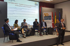 El presidente de la AEPT, Santiago Aguilar, interviene en el foro.