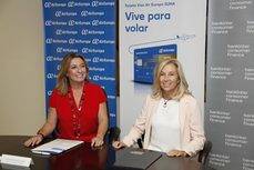 María José Hidalgo y María Dolores Dancausa en la firma del acuerdo.