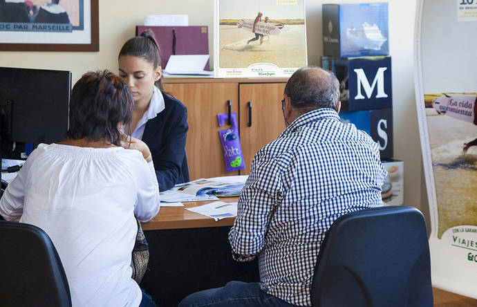 El 20% de españoles recurre a una agencia presencial