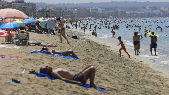 Los españoles optan por unas vacaciones clásicas: una o dos semanas en la playa