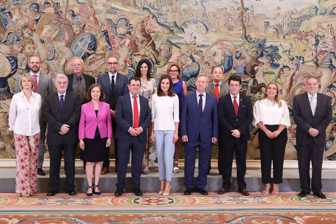 Eugenio de Quesada presenta su obra a la Reina Letizia