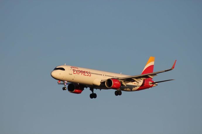 Iberia Express añade 3.000 asientos en sus vuelos a Canarias durante el carnaval
