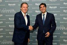 Jaime Buxó (Barceló) y Ángel Haro (Wingenia) tras la firma del acuerdo.