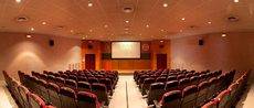 Entre los espacios de Bodegas Torres hay incluso un auditorio.